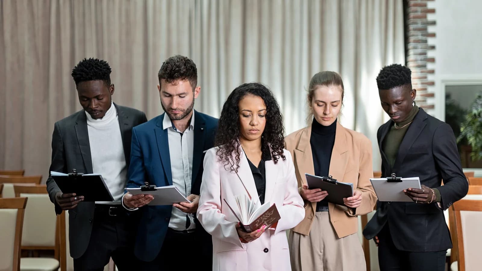 Équipe de professionnels, dont des conseillers noirs, examinant des dossiers