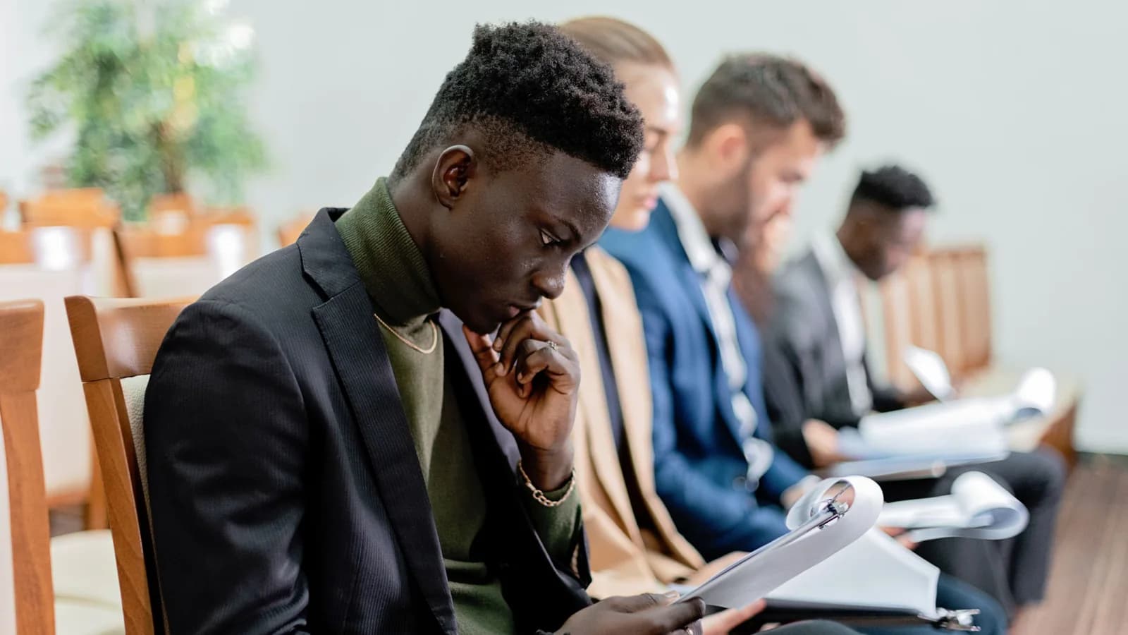 Professionnel noir examinant un dossier avec ses collègues