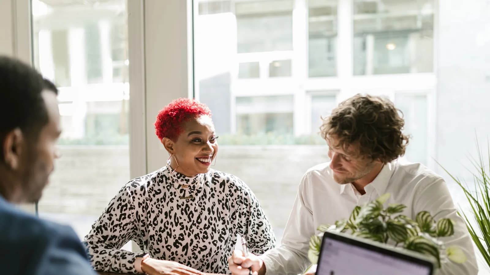 Conseiller noir échangeant avec ses clients autour de leurs documents