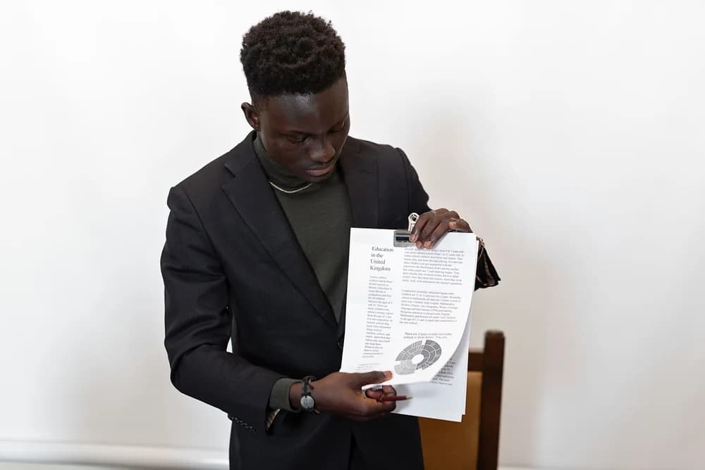 Professionnel noir présentant son analyse et ses recommandations