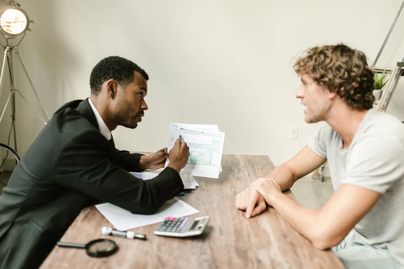Conseiller noir expliquant un dossier à son client